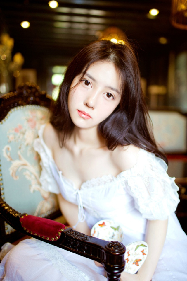 “见过孟达将军。”房间里，哪里有什么刘璋和刘璝夫人的影子，却见一男一女两人见到孟达之后，站起身来，抱了抱拳：“不知事情如何？”